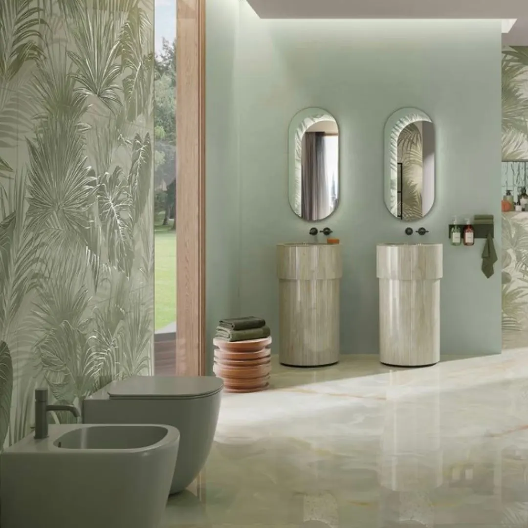Bagno verde salvia con lavabi a colonna scanalati e pavimento in gres chiaro