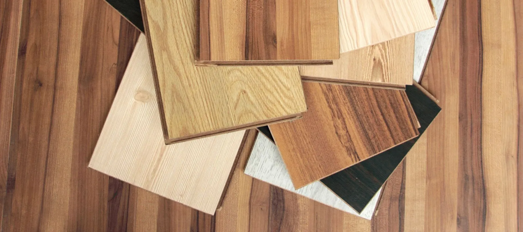 Campionario di listelli di parquet in diverse essenze disposti a ventaglio