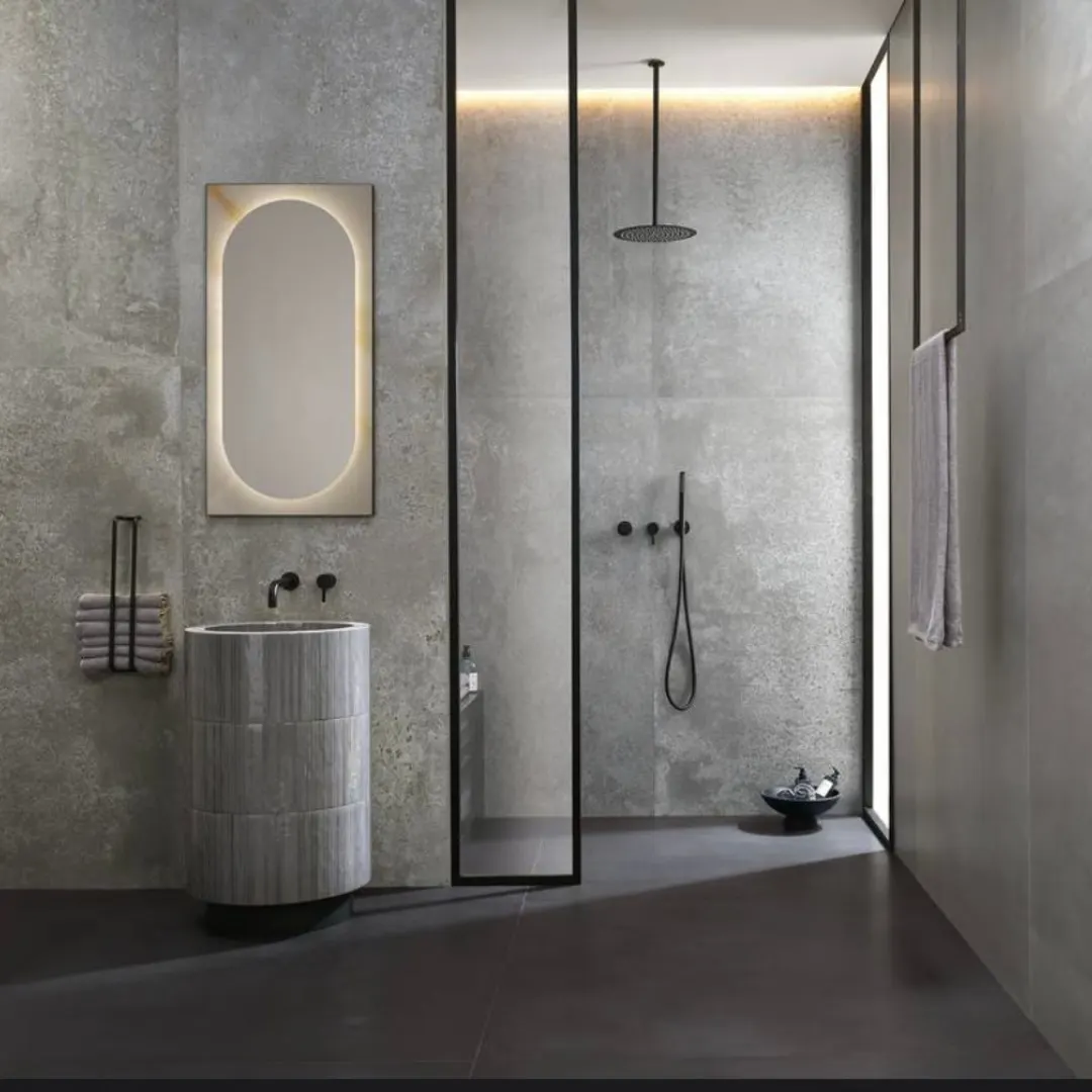 Doccia walk-in a filo pavimento con rivestimento effetto cemento