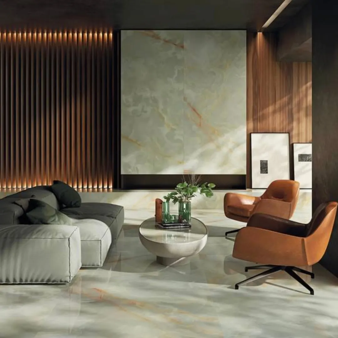 Living con pavimento in gres effetto onice verde e parete a doghe di legno