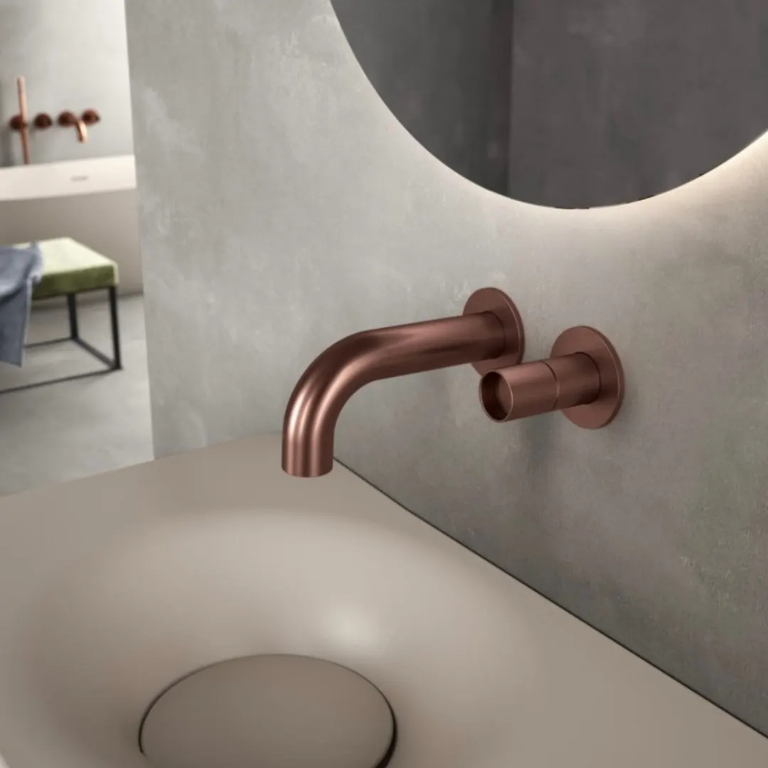 Miscelatore a parete in rame spazzolato con lavabo tondo da appoggio