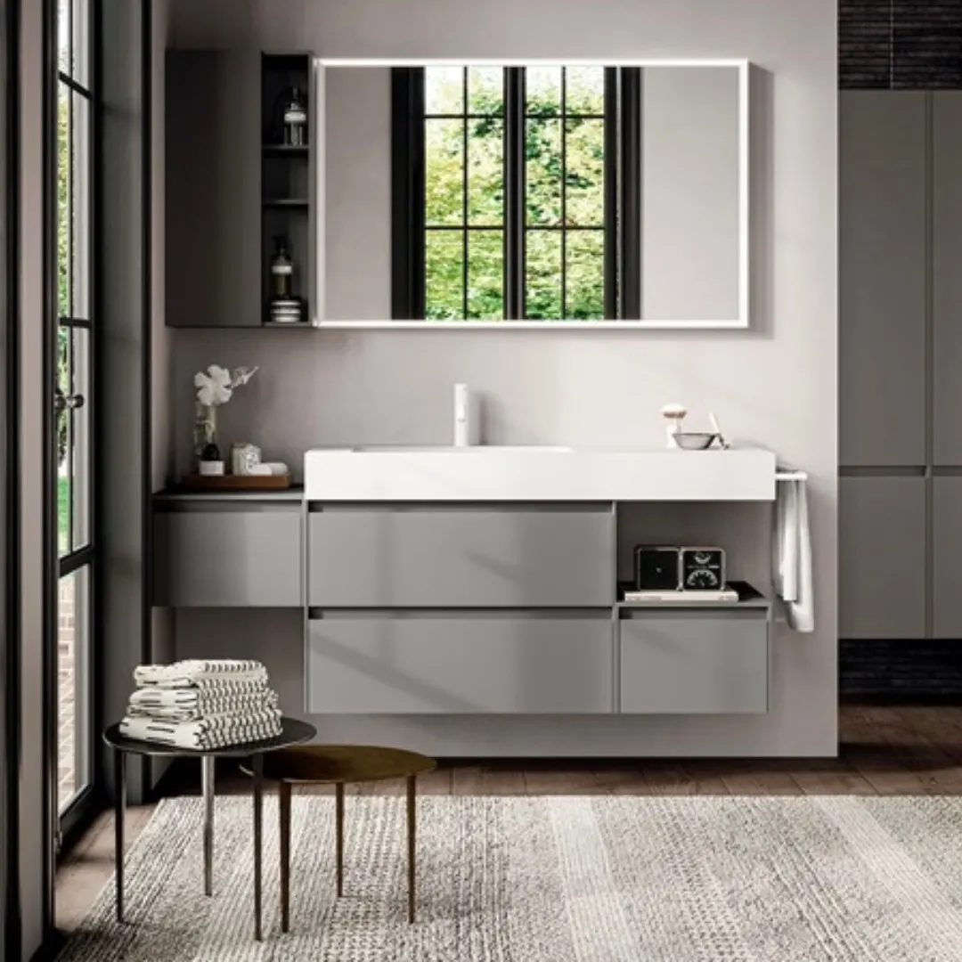 Mobile bagno sospeso grigio con lavabo integrato e specchiera a filo muro