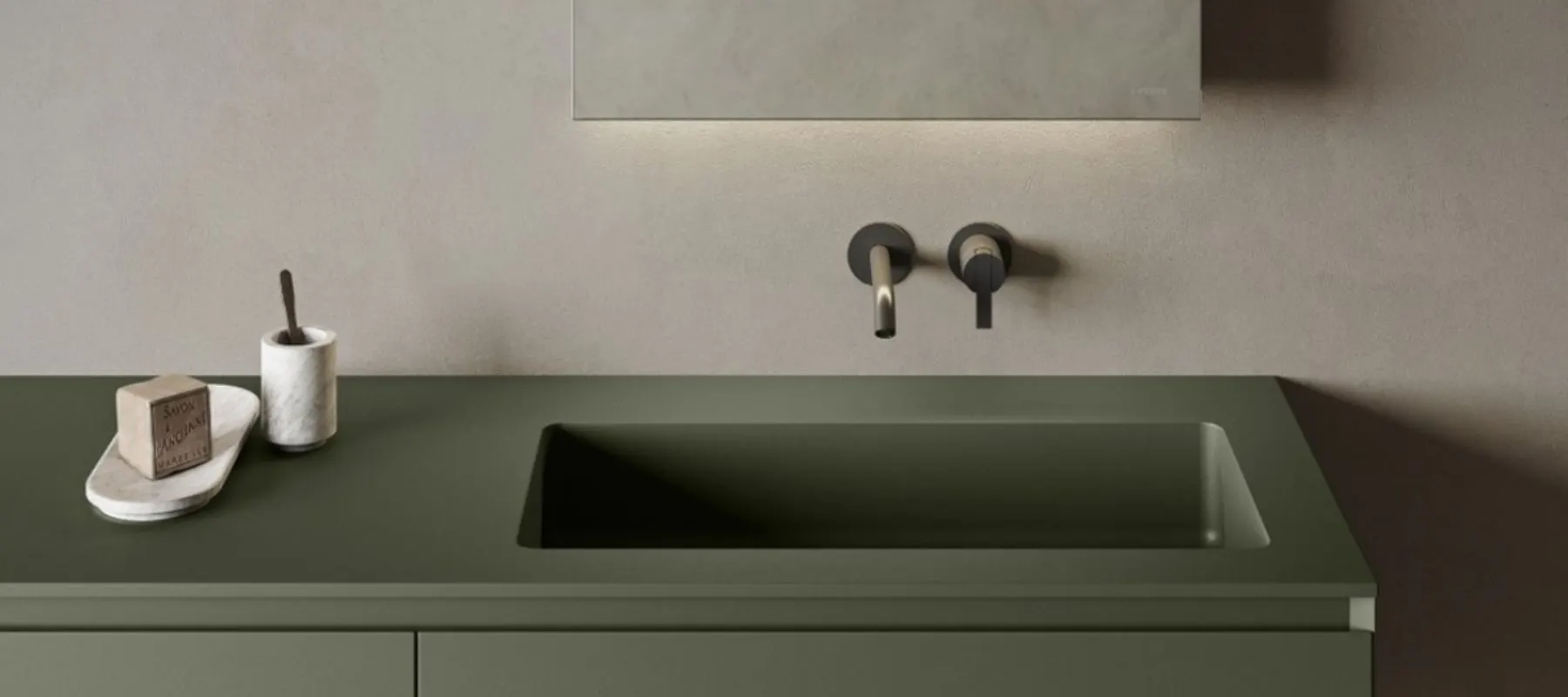 Lo stesso mobile bagno sospeso in finitura verde militare