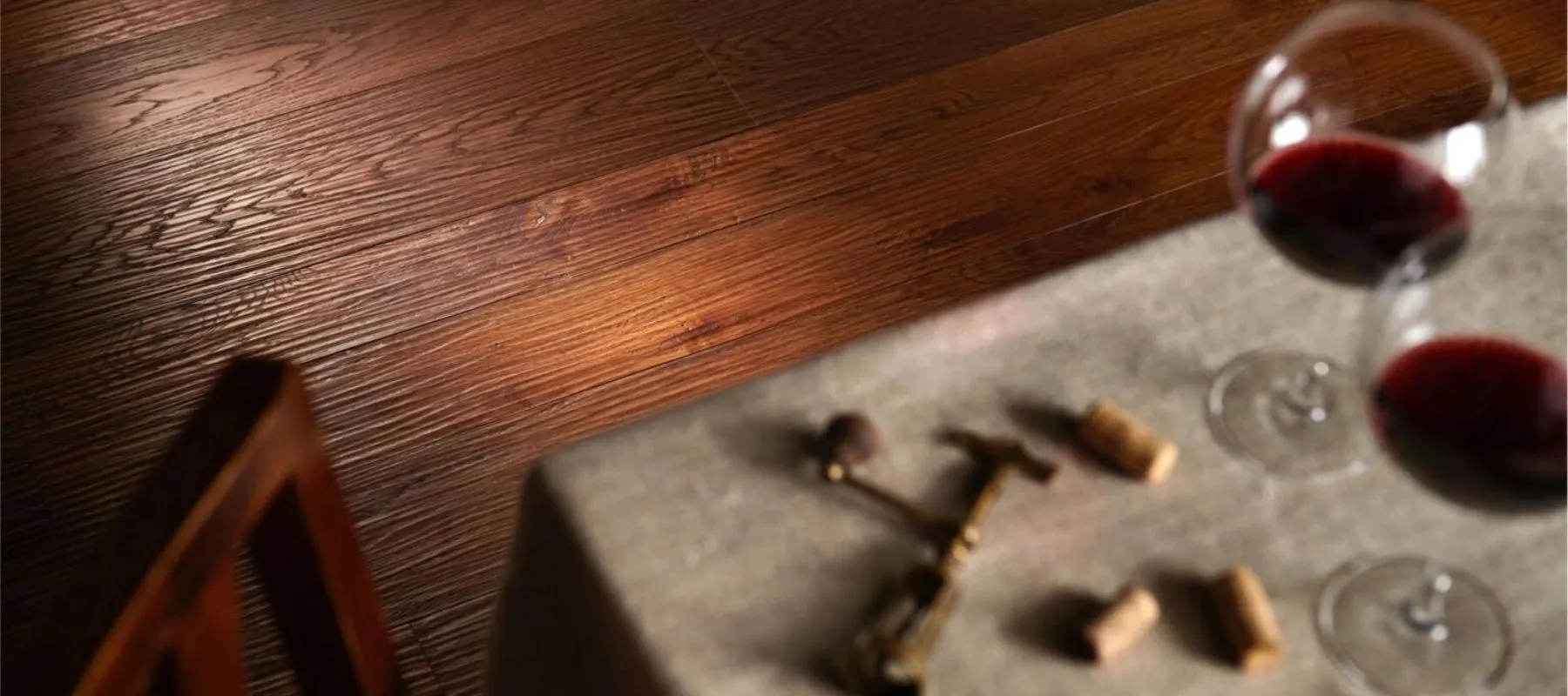Dettaglio di doghe in parquet di rovere scuro accanto a un piano in pietra