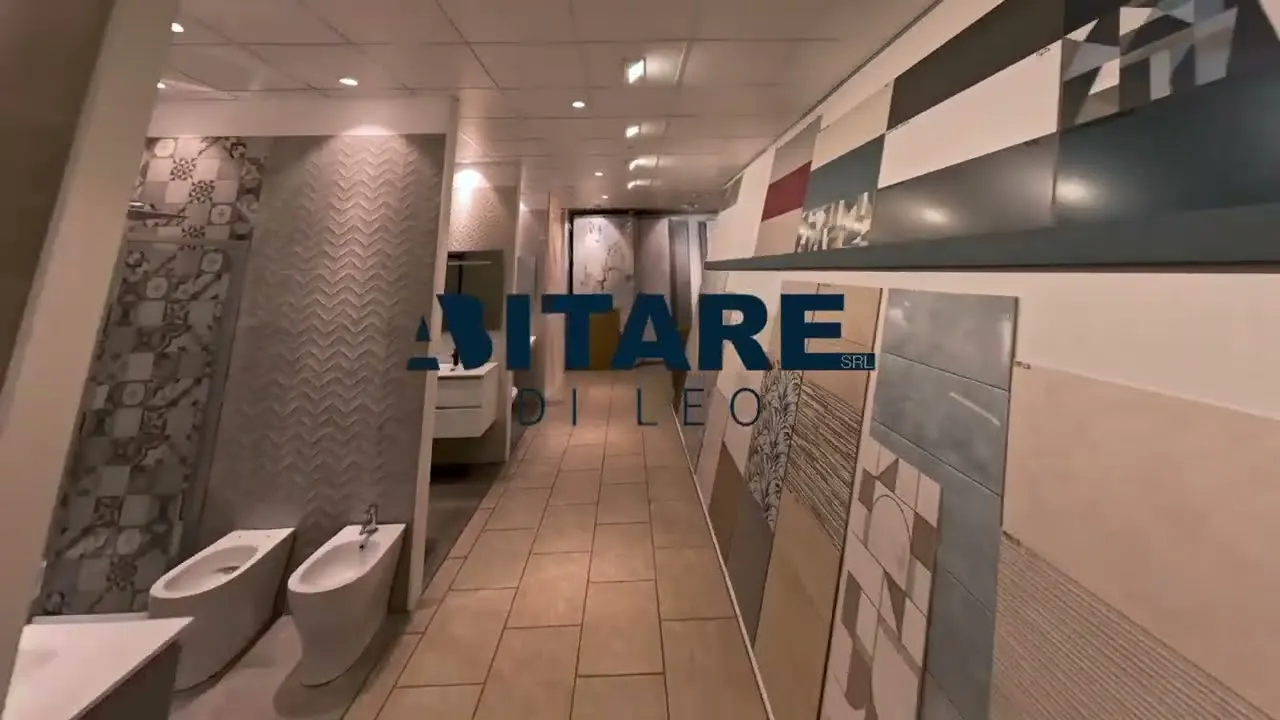 Anteprima del video: corridoio dello showroom con i rivestimenti esposti a parete